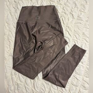 Beyond Yoga Sportgloss Smooth Operator High Waisted Midi Legging 25” Cocoa Brown